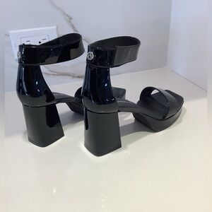 beautiful Wishbone sandals